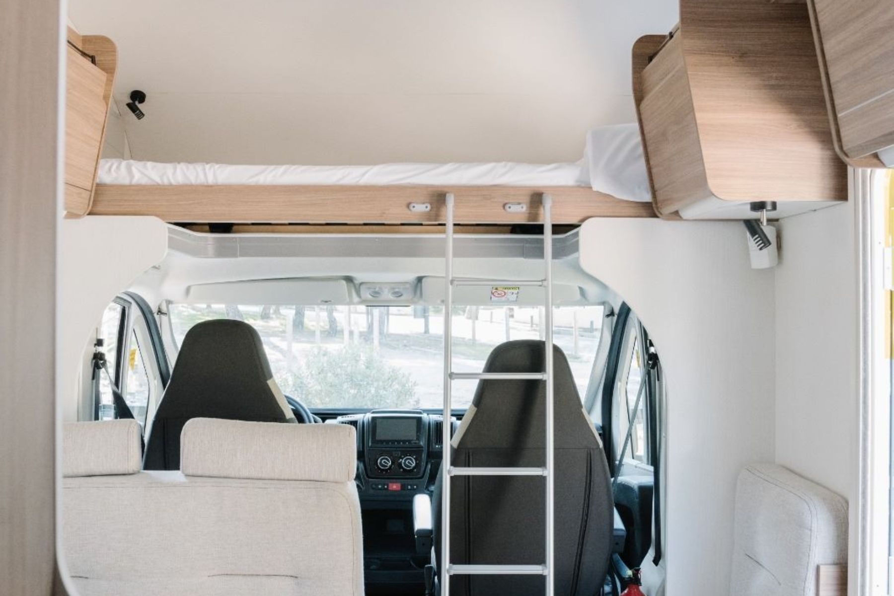 autocaravana-capuchina-etrusco-cama-valcaravan