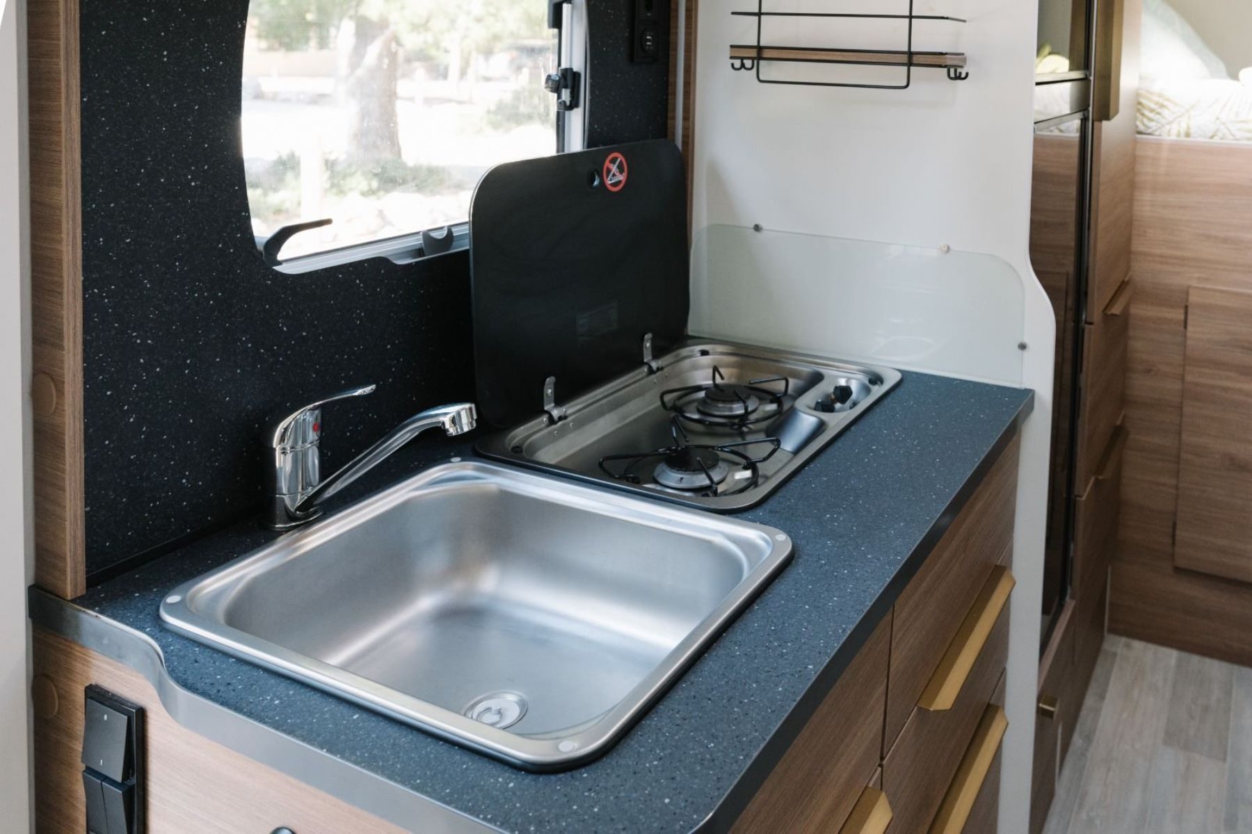 autocaravana-capuchina-etrusco-cocina-valcaravan