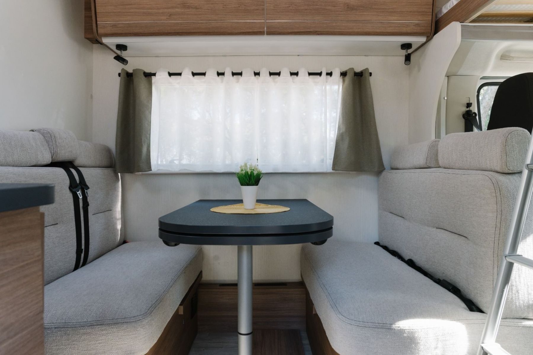 autocaravana-capuchina-etrusco-comedor-2-valcaravan