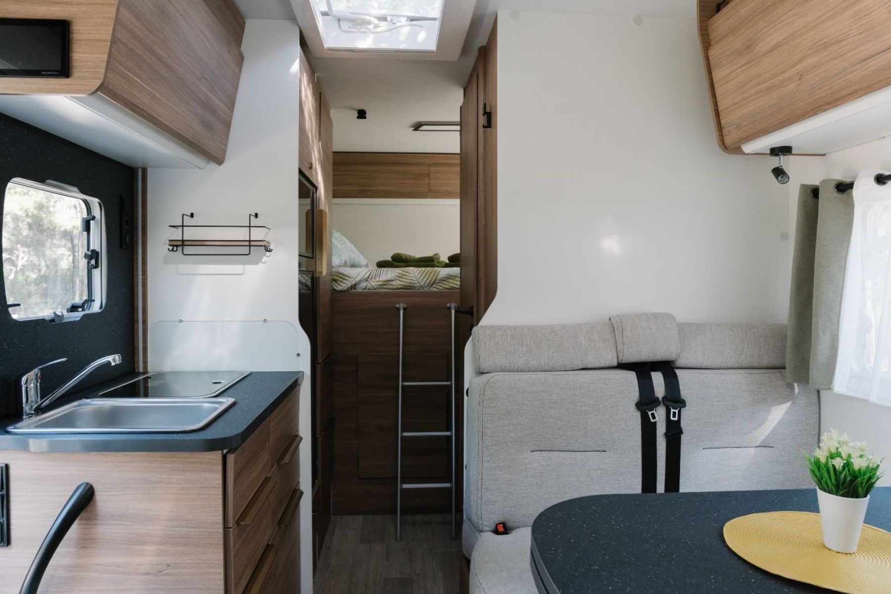 autocaravana-capuchina-etrusco-comedor-valcaravan