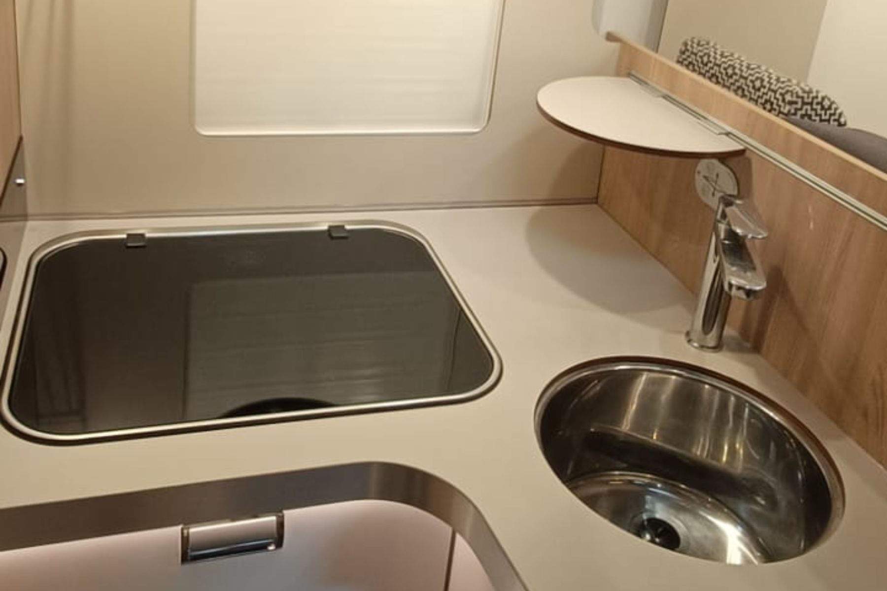 autocaravana-laika-kosmo-2022-segunda-mano-cocina-valcaravan