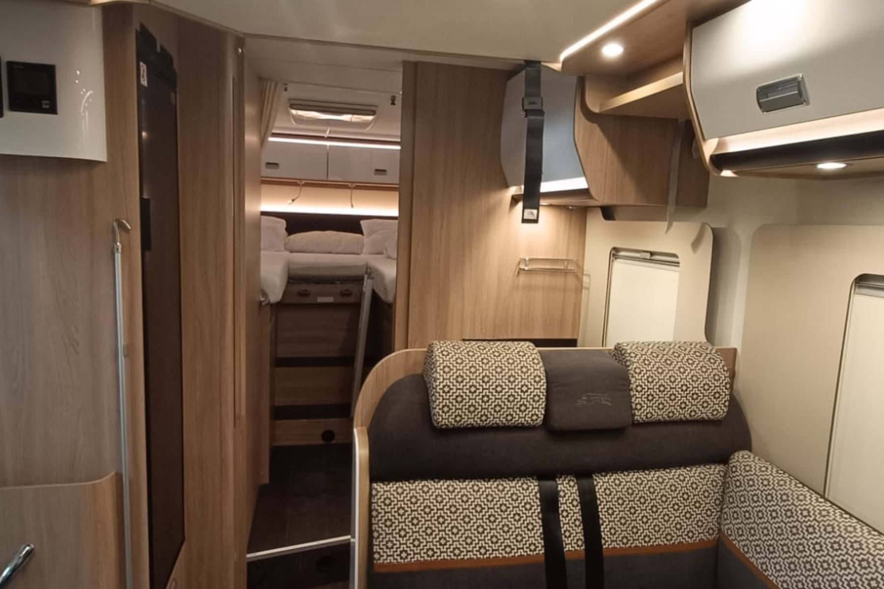 autocaravana-laika-kosmo-2022-segunda-mano-comedor-valcaravan