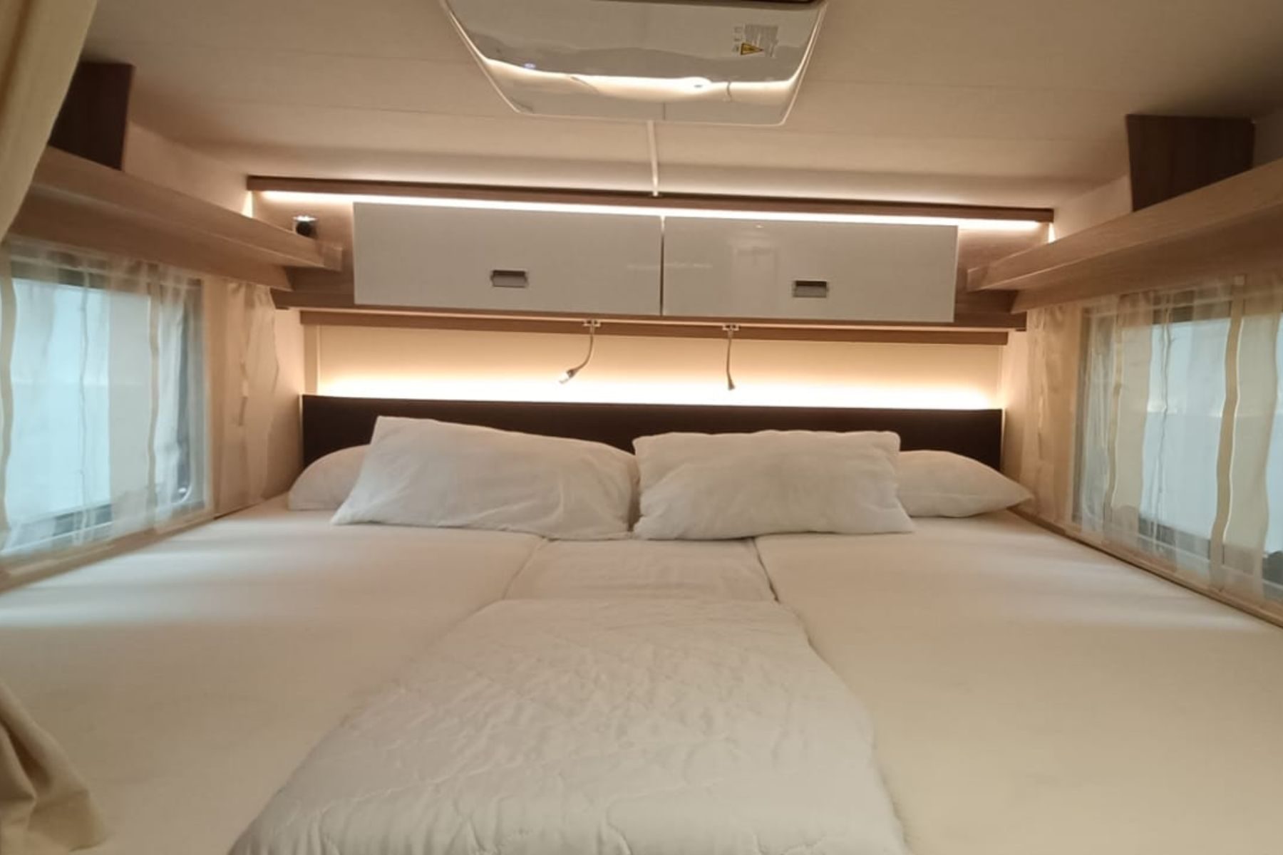 autocaravana-laika-kosmo-2022-segunda-mano-dormitorio-valcaravan