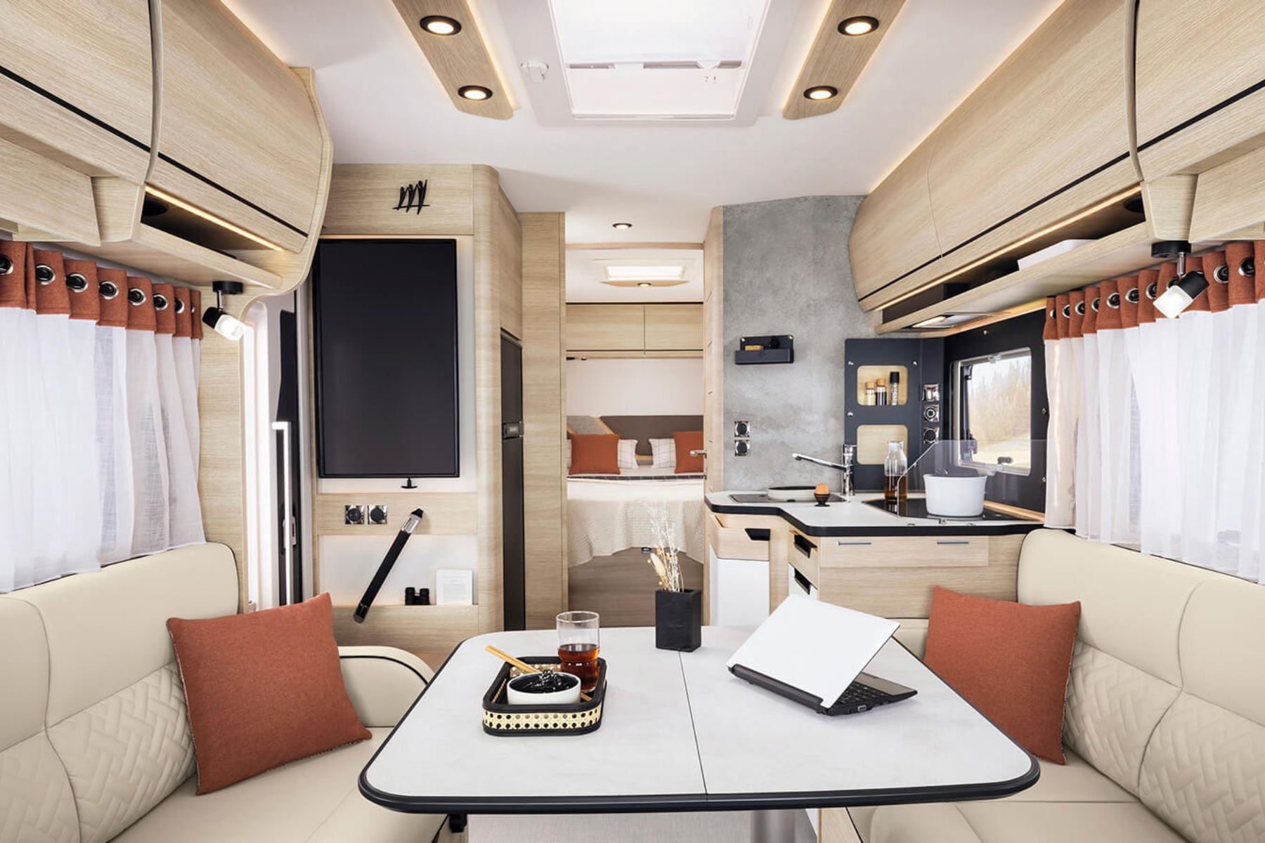 interior-rapido-8096dF-valcaravan