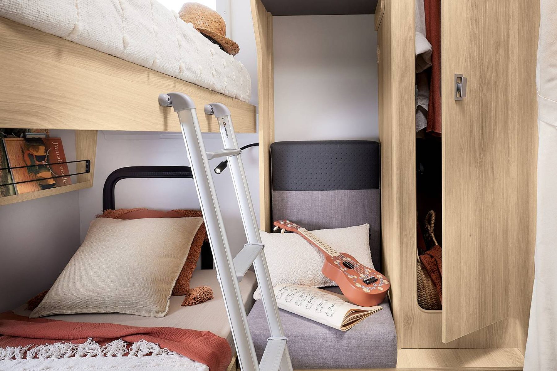 itineo-ps740-valcaravan-dormitorio-detalle-escalera