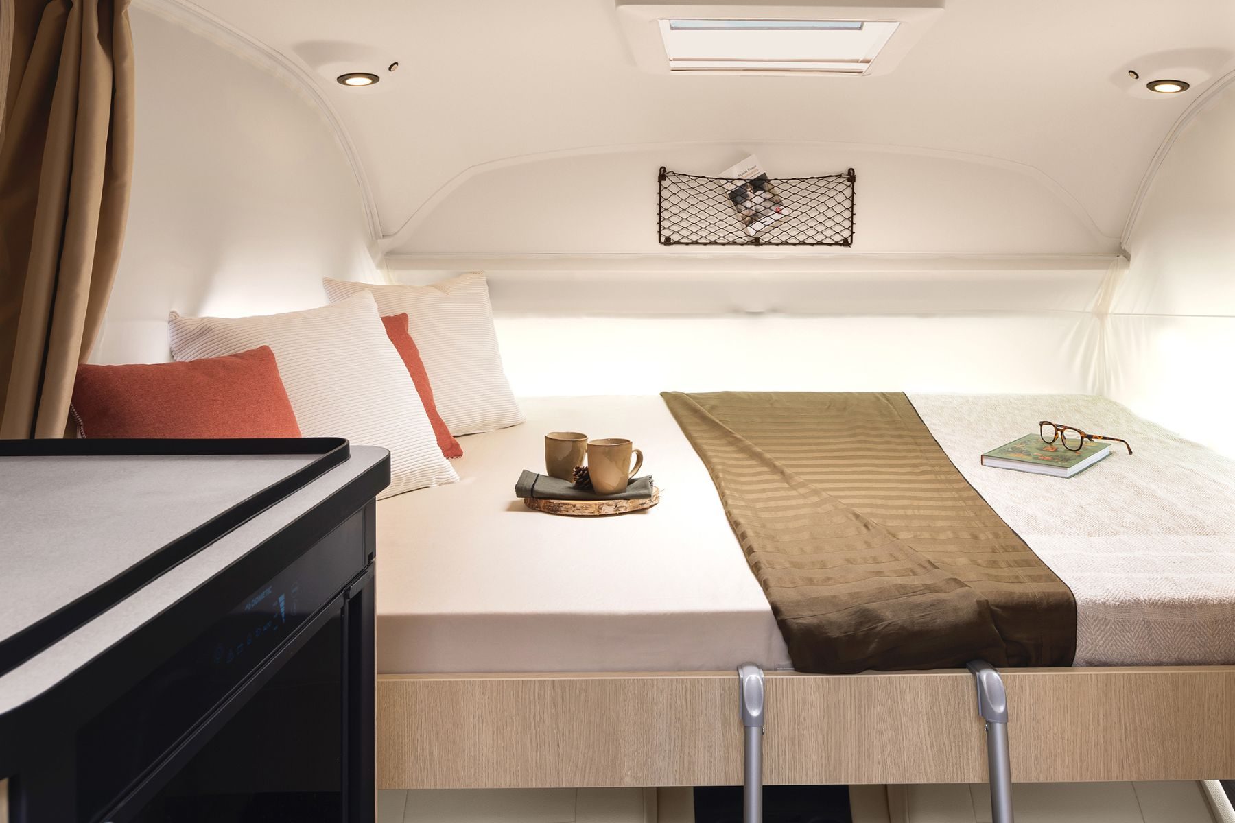 rapido-854F-cama-basculante-valcaravan