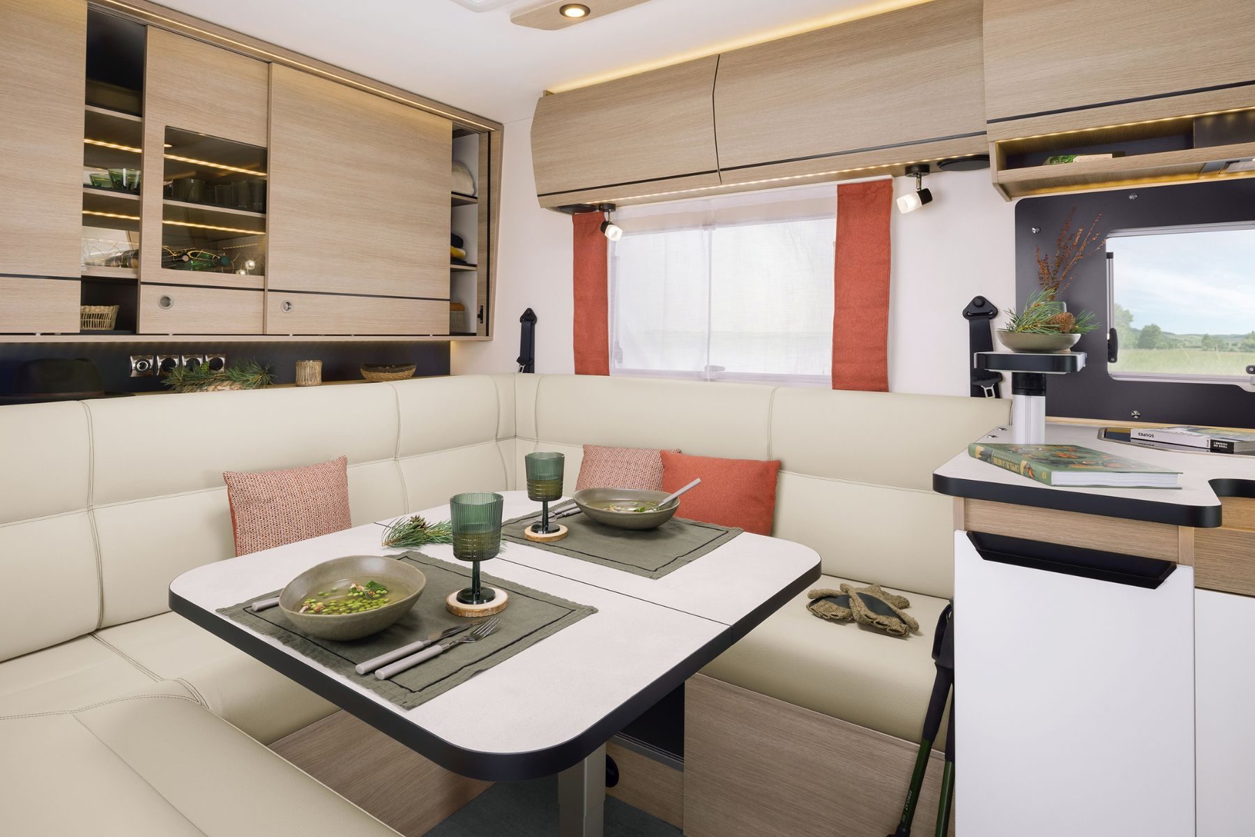 rapido-854F-salon-valcaravan