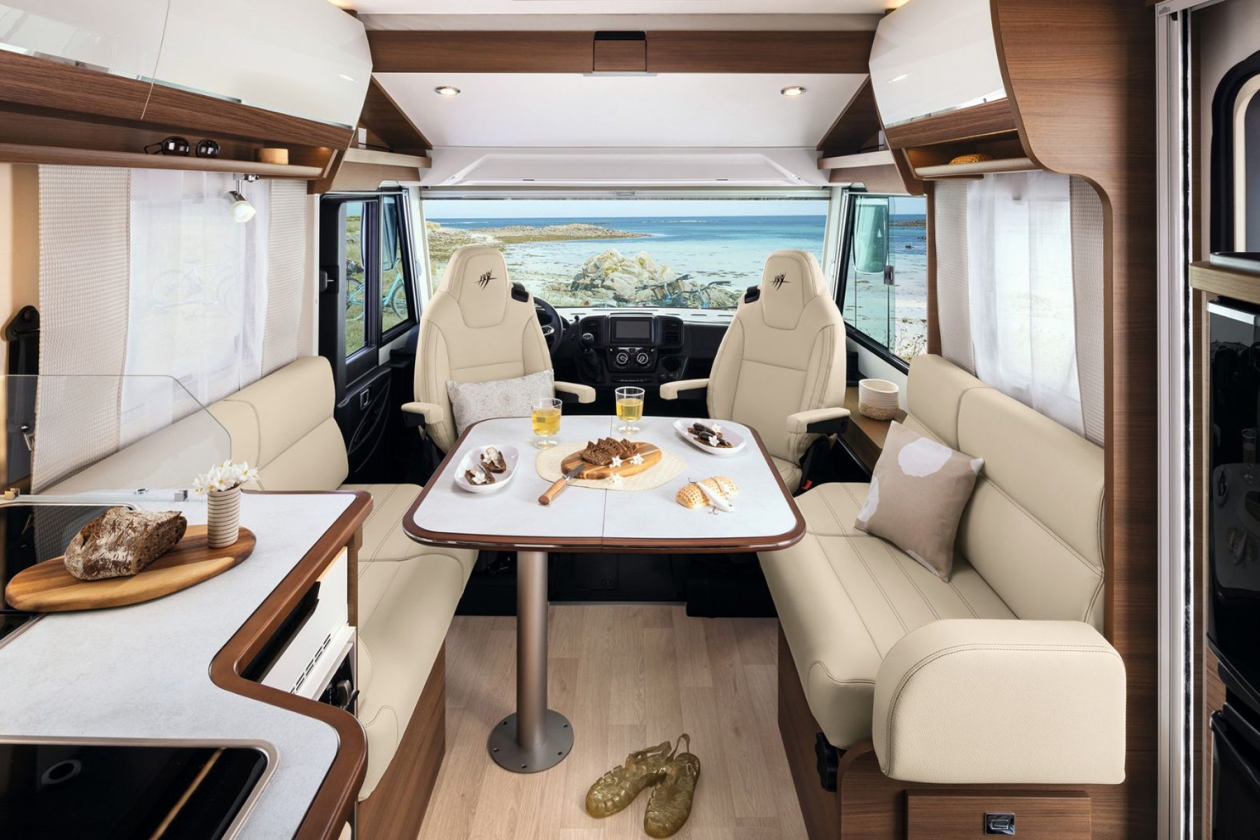 rapido-866F-salon-valcaravan