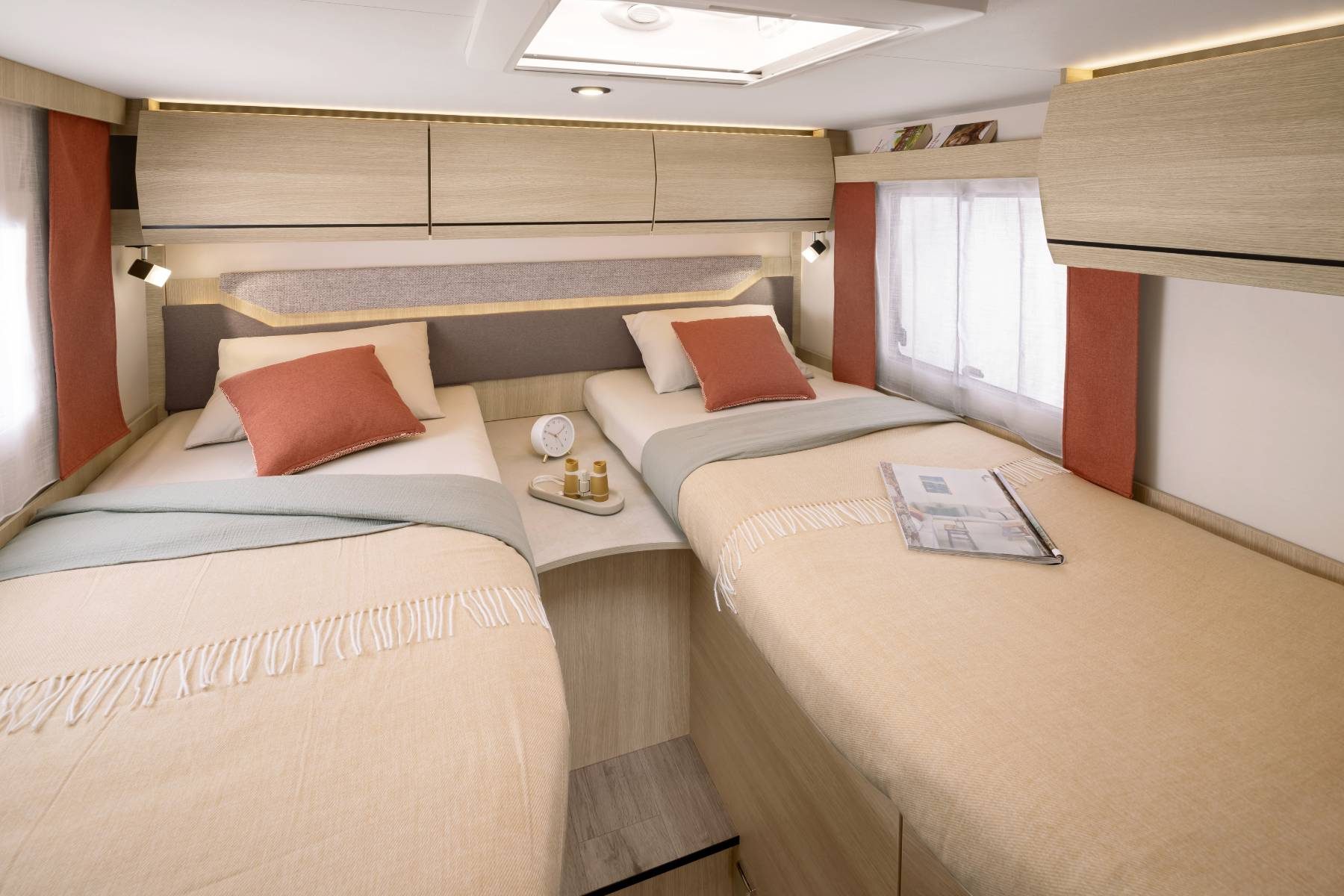 rapido-c55-65-aniversario-valcaravan-dormitorio