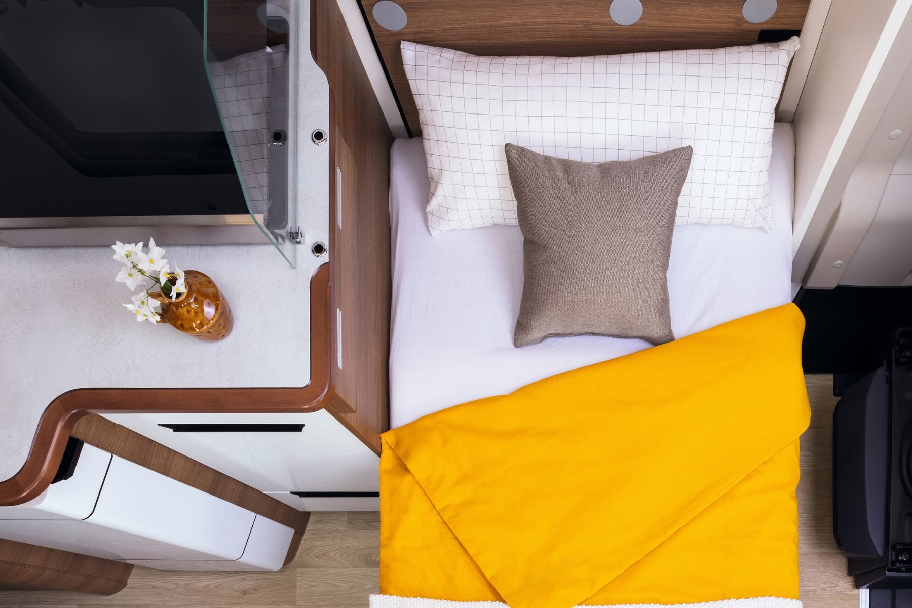 rapido-c86-night-edition-valcaravan-salon-convertible-en-cama