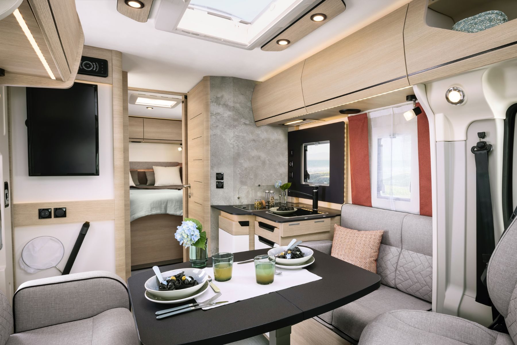 rapido-c86-night-edition-valcaravan-salon